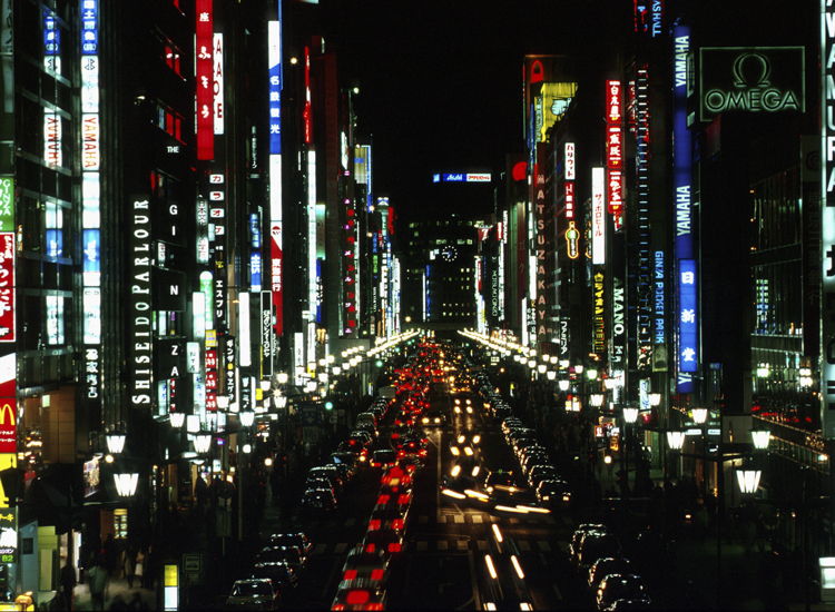 luci al neon nel quartiere di Ginza, a Tokyo (K. Wothe/Cuboimages).